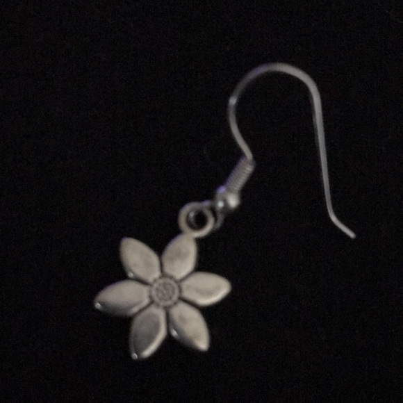 Vintage Silver Flower Earrings - Picture 2 of 4